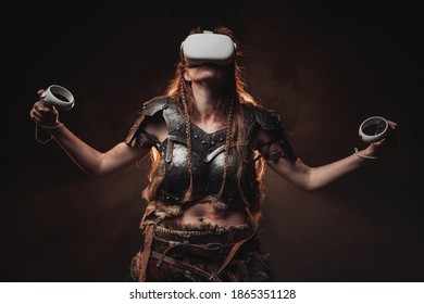 Sfeervol portret van een gewelddadige vrouwelijke vechter uit Noord die zich voordeed op een donkere achtergrond met opgeheven handen en virtual reality-bril.