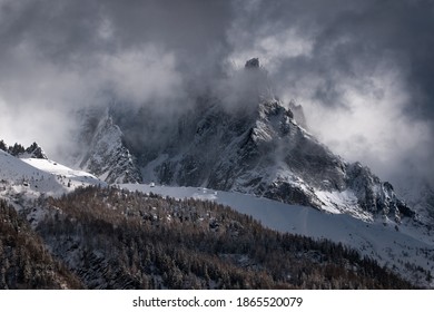 フランス、シャモニーの雪に覆われた山々 に劇的な嵐の雲