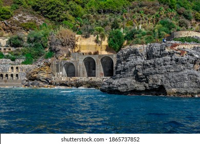 Vista desde el mar Mediterráneo a un parque abandonado Emirgan Ulas Mesire Yeri y una playa de Ulas inundada con una gran puerta arqueada en un muro de piedra en Alanya (Turquía). Paisaje marino de la costa de la Riviera turca