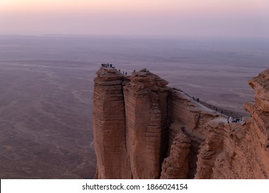 Edge of the World escarpa zona turística cerca de Riyadh, Arabia Saudita