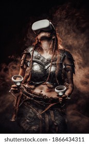 Gedragen met virtual reality-bril Scandinavische vrouw krijger in lichte pantser vormt op atmosferische smokey achtergrond.