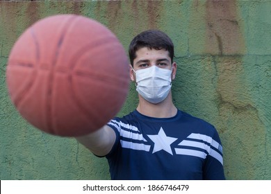 バスケットボールをしている10代の少年のポートレート。