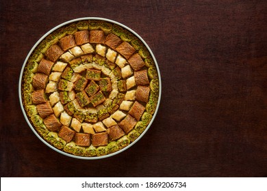 Traditioneel Turks, Arabisch snoepbaklavaassortiment met pistache. Bovenaanzicht, kopieer ruimte