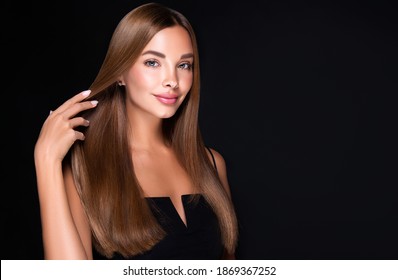 Mujer hermosa modelo con cabello largo brillante y recto. Alisado de queratina. Procedimientos de tratamiento, cuidado y spa. Chica de belleza peinado suave