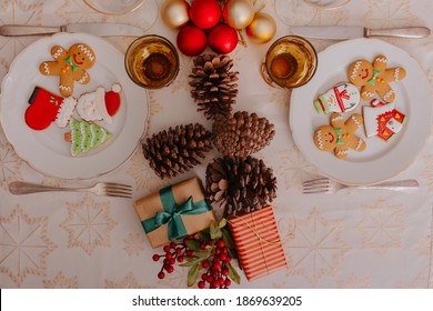 Tabakta Noel kurabiyeleri bulunan yemek masası