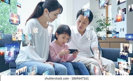 居間でスマートフォンを見ている少女と両親。ビジュアルコンテンツのコンセプト。ソーシャルネットワーキングサービス。ストリーミング動画。通信ネットワーク。