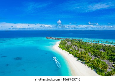 Paradieslandschaft der Malediven. Tropische Luftlandschaft, Meereslandschaft mit langem Steg, Wasservillen mit herrlichem Meer- und Lagunenstrand, tropische Natur. Banner für exotische Tourismusziele, Sommerferien