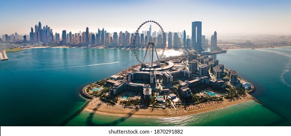 Pulau Bluewaters dan kincir ria Ain Dubai di Dubai, Uni Emirat Arab dengan pantai JBR dan pemandangan cakrawala kota Dubai marina