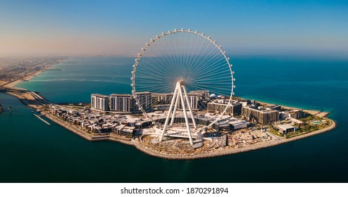 Pulau Bluewaters dan kincir ria Ain Dubai di Dubai, pemandangan udara Uni Emirat Arab. Area rekreasi dan hunian baru di area marina Dubai