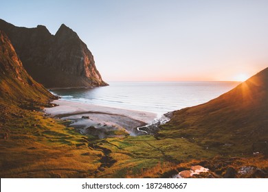 Lofoten eilanden Kvalvika strand in Noorwegen zonsondergang landschap natuur luchtfoto oceaan en rock mooie reisbestemmingen zomerseizoen