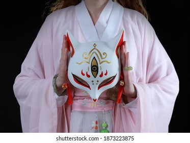 Người phụ nữ mặc kimono hoặc hanfu và đeo mặt nạ cáo. Mặt nạ cáo truyền thống của Nhật Bản gọi là kitsune. Khái niệm truyền thống của Trung Quốc, Nhật Bản.