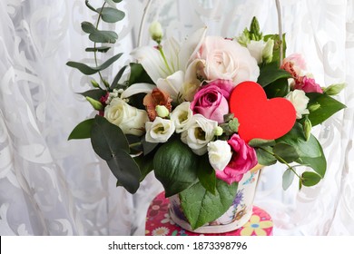 Carte de voeux pour la Saint-Valentin. Bouquet de fleurs et coeur rouge