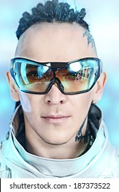 Az excentrikus futurisztikus férfi portréja ezüst jelmezben. Innovációk és csúcstechnológia. Rock művész.