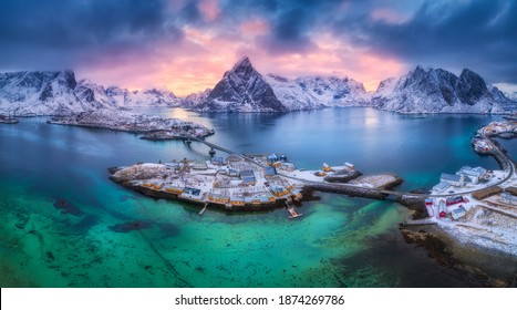 青い海、雪山、岩、村、建物、ロルブ、道路、橋、冬の夕暮れ時のカラフルな曇り空の空撮。ノルウェー、ロフォーテン諸島のハムノイ。パノラマ風景。上面図