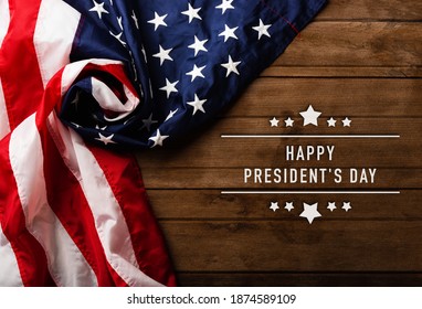 米国の祝日。木材の背景に「HAPPY PRESIDENT'S DAY」の文字が入ったアメリカまたはアメリカの国旗、大統領の日のコンセプト