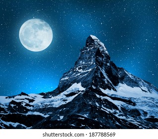 Matterhorn in nachtelijke hemel met maan - Zwitserse Alpen