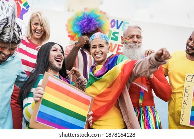Orang-orang dari generasi yang berbeda bersenang-senang di parade kebanggaan gay dengan spanduk - Lgbt dan konsep cinta homoseksual