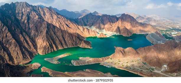 Hatta Dam Lake en la región del enclave de las montañas de Dubai, Emiratos Árabes Unidos vista panorámica aérea