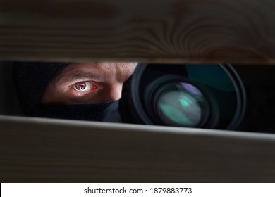 スパイマン。のぞき見。スパイ。監視。秘密情報。隠しカメラ。隠れている男。パパラッチ。ストーカー。私立探偵。スパイカメラ。スパイ探偵。スパイ活動。プライバシー。情報。調査
