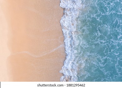 (Bovenaanzicht) Luchtfoto drone over strand zee. Prachtige zee golven. Strandzand en geweldige zee. Zomer zonsondergang zeegezicht. Phuket Thailand-strand. Watertextuur. Bovenaanzicht van de fantastische natuurlijke zonsondergangen
