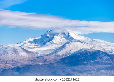 Wolken auf einem vulkanischen Erciyes-Berg in Kayseri. Schneebedeckter scharlachroter Berg. Erciyes ist ein großer Vulkan, der mit einer Höhe von 3.864 m der höchste Berg und der voluminöseste Vulkan Zentralanatoliens ist