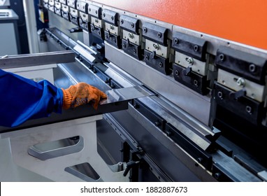 Technik operator obsługuje giętarkę hydrauliczną.
