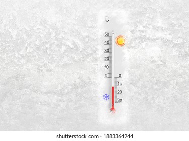 凍った窓の上の屋外温度計は、寒い冬の日に摂氏マイナス 11 度の温度を示します