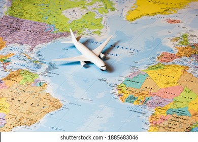 Viajar el mundo. Viajando en avión. Avión en un mapa mundial.