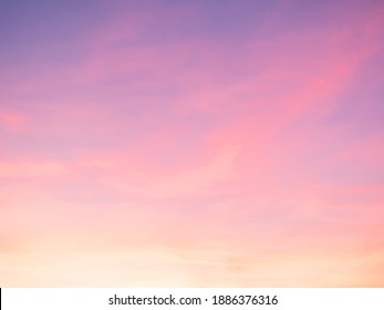 雄大な夕暮れ。カラフルな日差しと夕方の夕焼け空の夕暮れ。パステル カラー。抽象的な自然の背景。ムーディなピンク、紫の雲、長いシャッターで夕焼け空