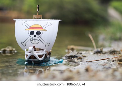 barco feliz de una pieza en la orilla del mar