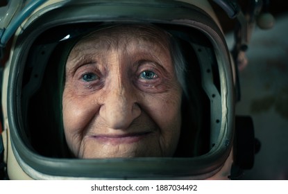 Filmisches Porträt eines alten Astronauten, der nach Hause zurückkommt. Großmutter mit Vintage Raumanzug. Fiktionskonzept über Weltraumforschung und Wissenschaft