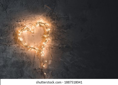 Herz aus Wunderkerze auf schwarzem Hintergrund. Bengalisches Feuer. Liebe und Valentinstag-Konzept
