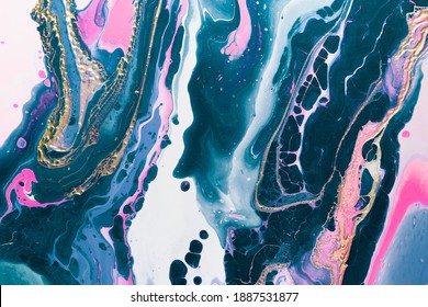Ondas de neón rosa y oro en remolinos de burbujas azul aguamarina. Arte fluido. Fondo o textura de efecto mármol.