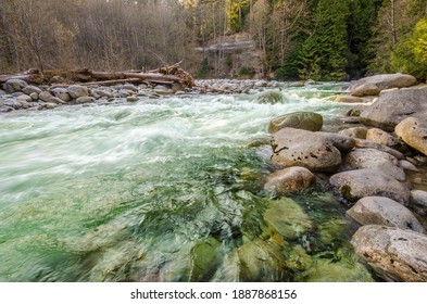 Râu de munte majestuos cu fundal de pădure în Vancouver, Canada.
