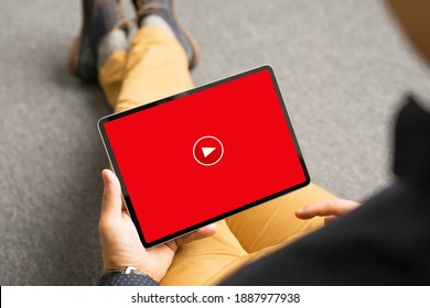 Man kijkt naar online video's op zijn tablet
