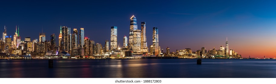 View across Hudson River of skyscrapers of New York City. Manhattan skyline at sunset from Midtown West to Lower Manhattan (Hudson Yards and World Trade Center). NY, USA