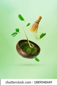 Konsep levitasi pembuatan teh hijau matcha. Daun teh terbang, bubuk matcha, kocokan bambu, sendok.