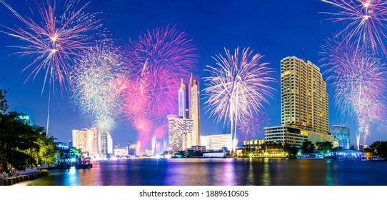 Perayaan Kembang Api Langit Bangkok di Malam Hari dan Kembang Api di Bangkok Latar Belakang Pemandangan Thailand Perayaan Tahun Baru