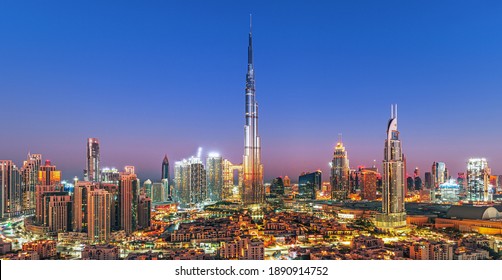 Dubai - bymidte skyline og travl aften efter solnedgang med farverig himmel, Forenede Arabiske Emirater