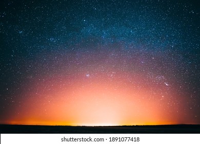 カラフルな空のグラデーションで素晴らしい美しい夜空輝く星の背景の背景。日没日の出光とカラフルな夜の星空ブルー イエロー ピンク オレンジ色。暗い地面のシルエット