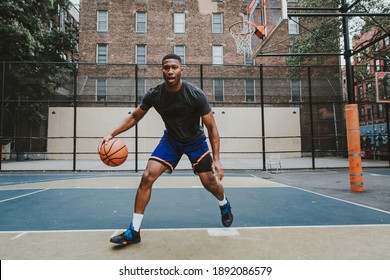 Imagen cinematográfica de un jugador de baloncesto entrenando en una cancha en la ciudad de Nueva York