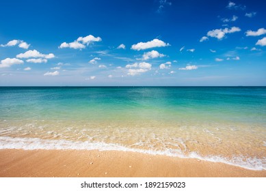 Cielo y nubes blancas en la playa en Tailandia. cielo azul y nubes. Cielo y nubes de estilo pastel. Frescura del nuevo día. Fondo azul brillante. Relajante sensación de estar en el cielo.
