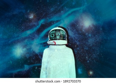 宇宙空間で宇宙服を着た女性宇宙飛行士