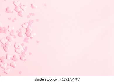 バレンタインデーの背景。パステル ピンクの背景にピンクのハート。バレンタインデーのコンセプト。フラット レイアウト、トップ ビュー、コピー スペース