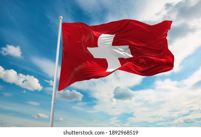 Grote Zwitserse vlag zwaaiend in de wind