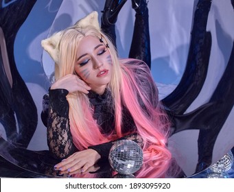 schattig meisje met roze haar in een vos-cosplaykostuum op een glanzende achtergrond