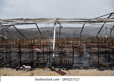 Een migrantenkamp in Bihac, Bosnië en Herzegovina, is na een brand afgebrand. Migrantenkamp Lipa na de brand. Overblijfselen van het migrantenkamp Lipa. Verbrande tenten in een migrantenkamp.