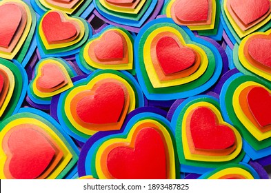 Fond de Saint-Valentin LGBT - motif de coeurs arc-en-ciel, vue de dessus, gros plan.