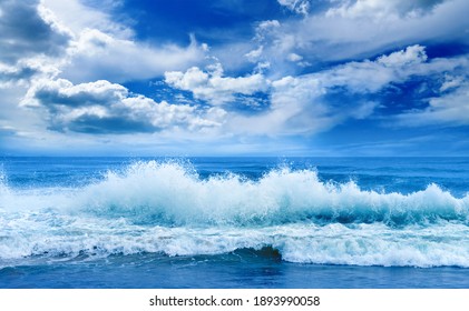 Helle Meereslandschaft. Meereswellen und schöner Himmel mit weißen Wolken.