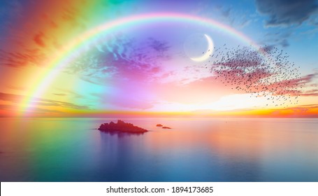 Dusk Rainbow Concept - Wunderschöne Landschaft mit mehrfarbigem ruhigem Meer mit doppelseitigem Regenbogen in der Abenddämmerung